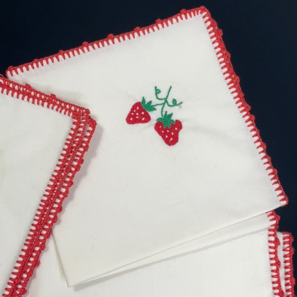 Vintage Embroidered 2 Napkins and Table Runner - Picture 3 of 3